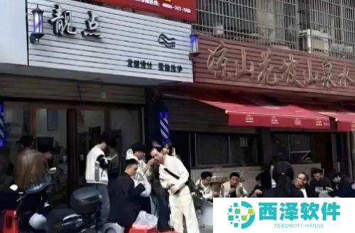 理发师晓华人气暴跌，直播人数不足1万，线下排队的人也少了很多